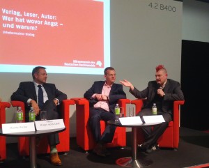 Sascha Lobo (r.) während einer Podiumsdiskussion bei der Frankfurter Buchmesse 2012